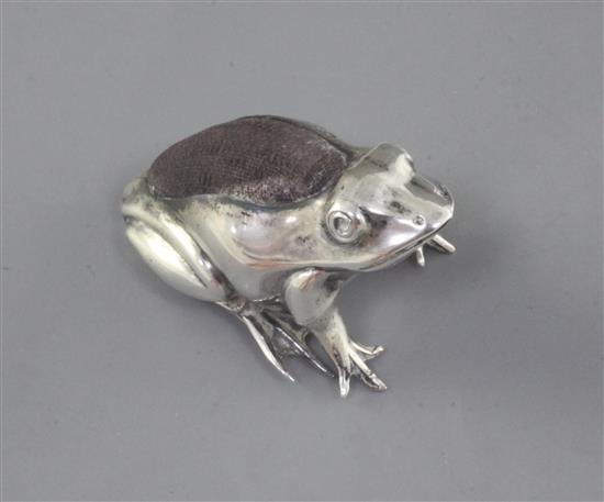 A George V novelty silver pin cushion, modelled as a frog, Adie & Lovekin Ltd, 47mm.